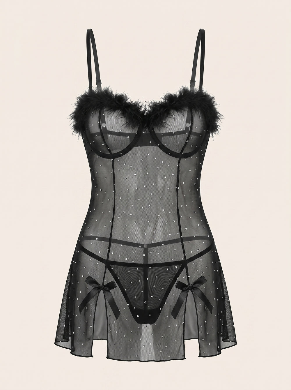 Set elegante con abito nero seducente in tulle e bordi di piume