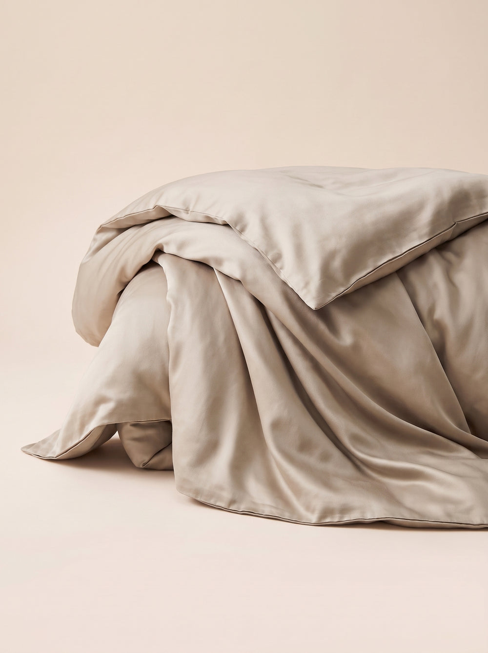 Copripiumino in raso beige dalla sensazione lussuosa