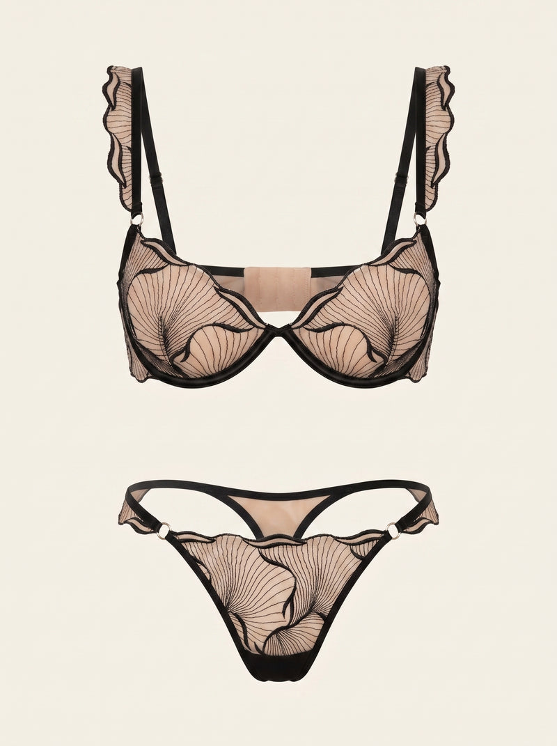 Zwarte geborduurde lingerieset van mesh met bloemen en strikdetail
