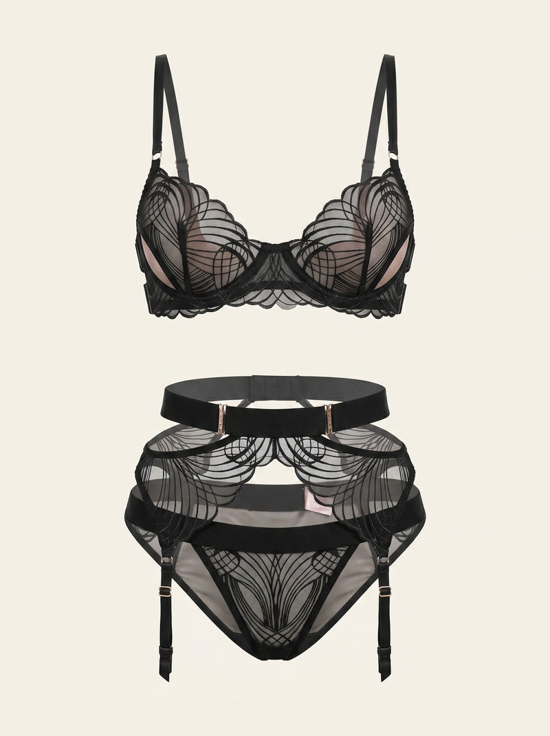 Conjunto de lencería de encaje negro con detalle de tiras