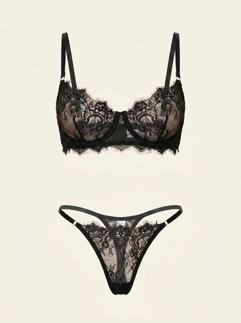 Conjunto de lencería de encaje negro con diseño de transparencias y tiras