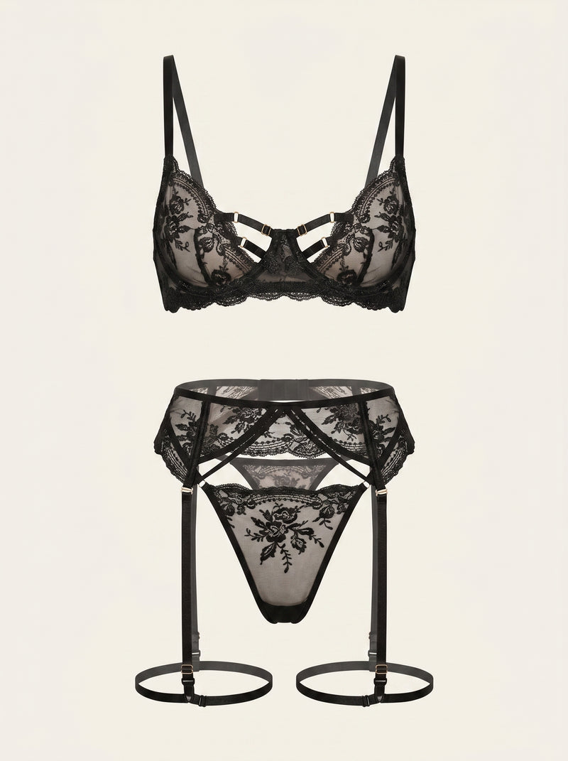 Conjunto de lencería de encaje negro con diseño de transparencias y tiras