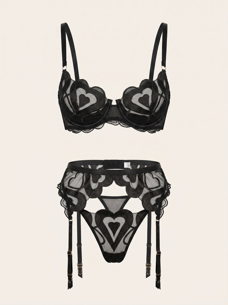 Conjunto de lencería de encaje negro con detalle de transparencias y tiras