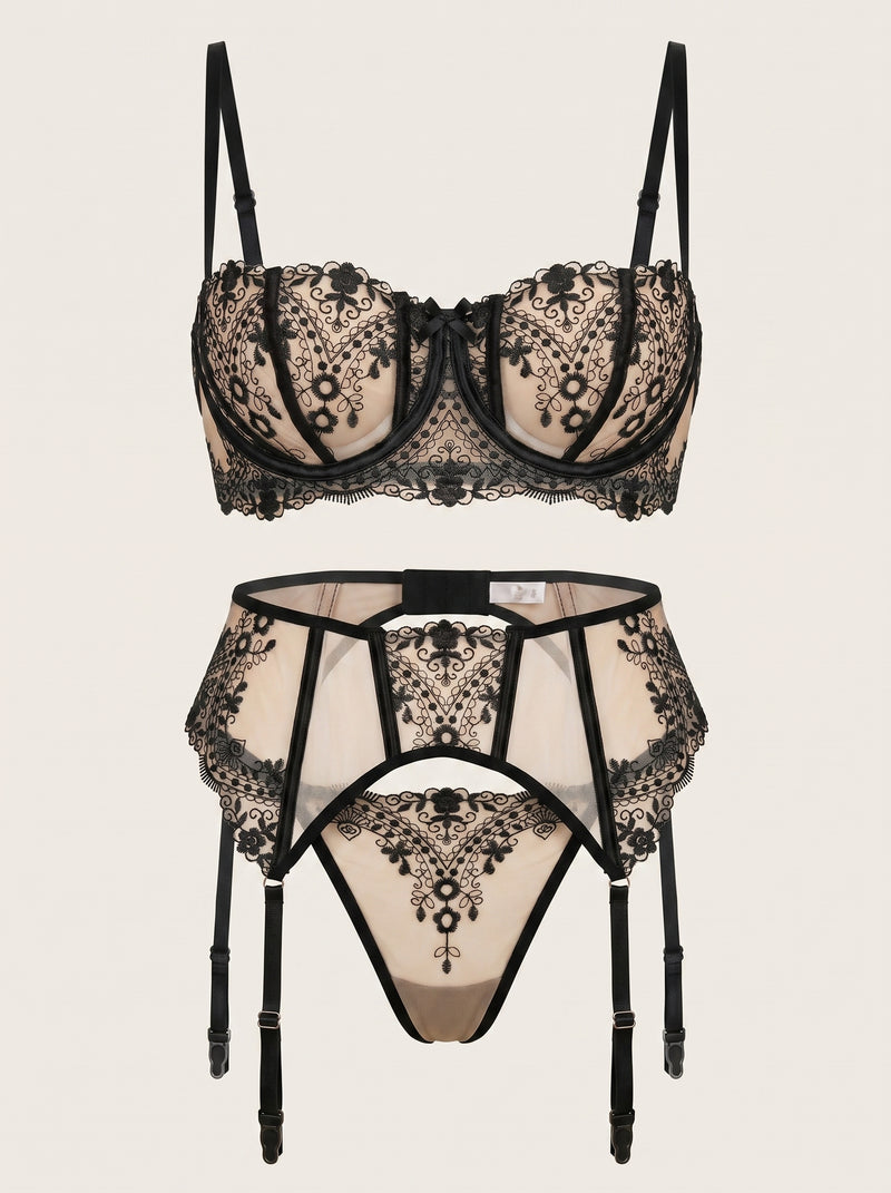 Conjunto de lencería de malla y encaje negro con detalles florales