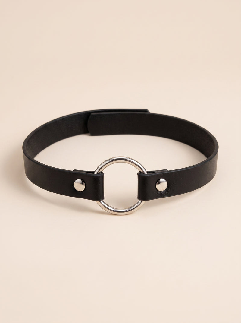 Zwart leren harnas met ringen aan bandjes