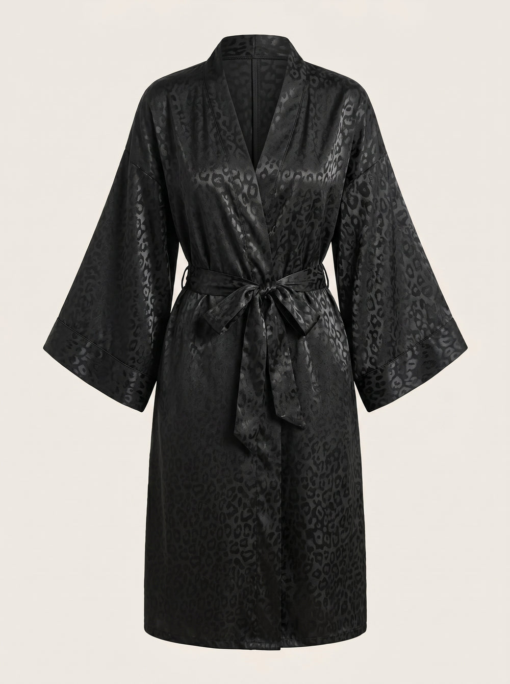 Kimono peignoir en satin noir à imprimé léopard avec finition brillante