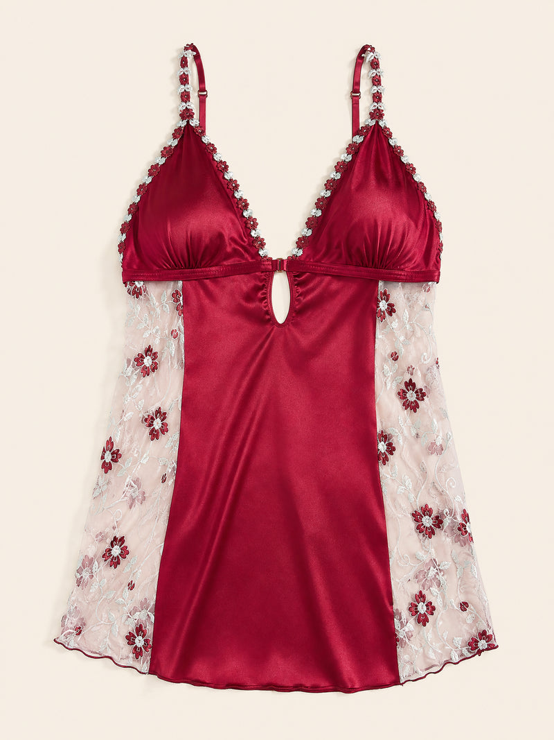 Nuisette rouge foncé en satin à fleurs, broderies et dos croisé