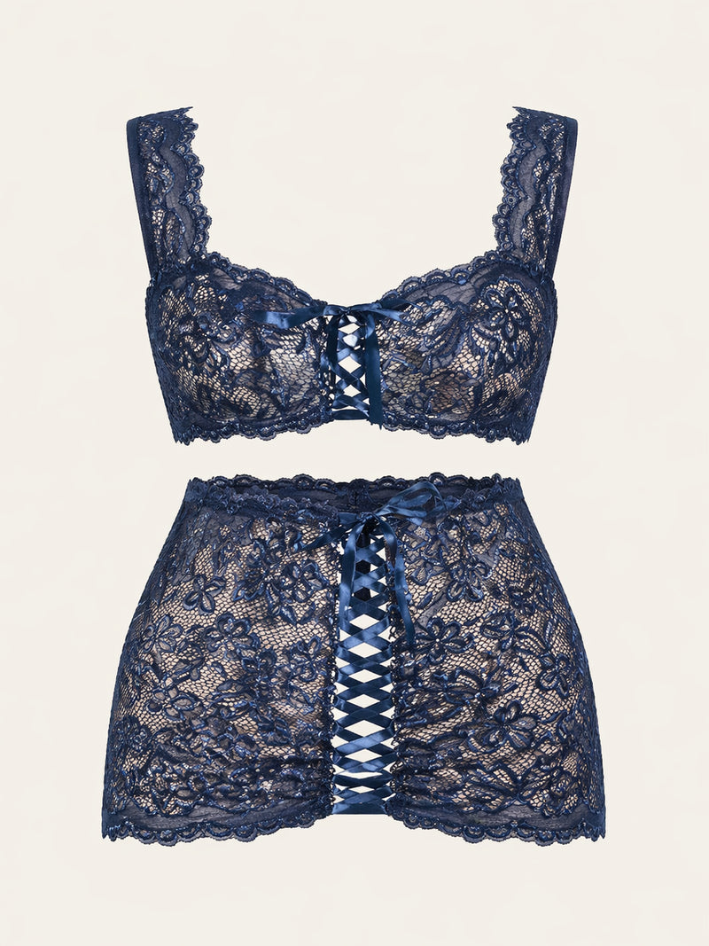 Conjunto de lencería de encaje azul marino con estampado floral y detalles de tirantes