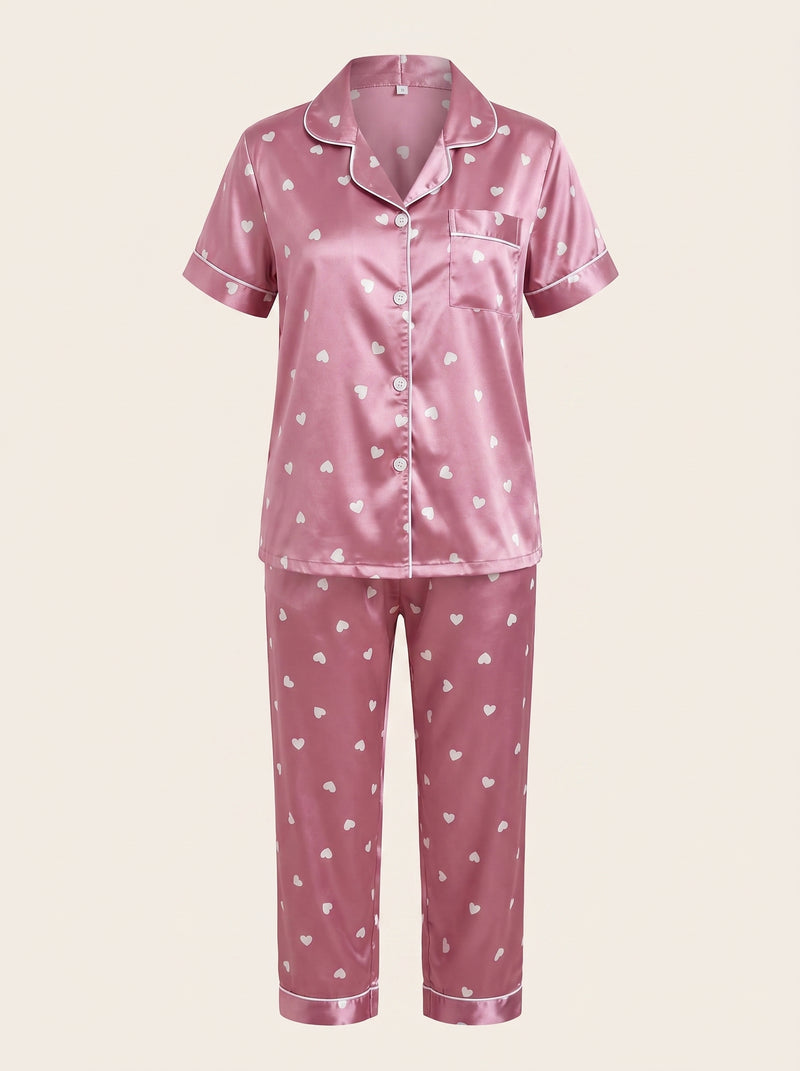 Ensemble de pyjama en satin rose à imprimé cœurs avec fermeture boutonnée