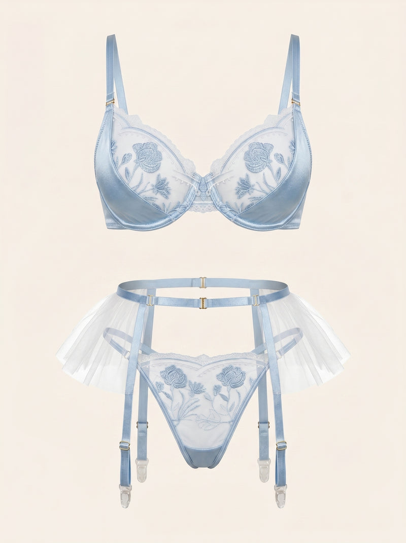 Set di lingerie in raso azzurro chiaro con ricami floreali