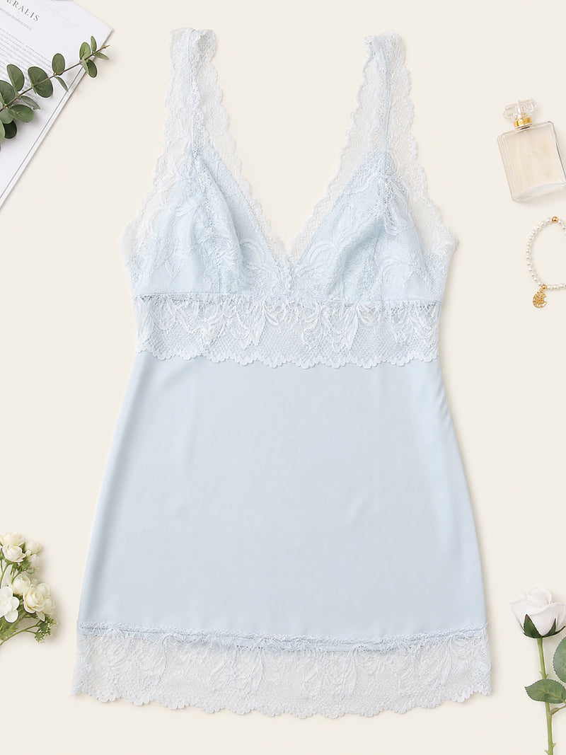 Nuisette en satin bleu clair avec bordure en dentelle transparente