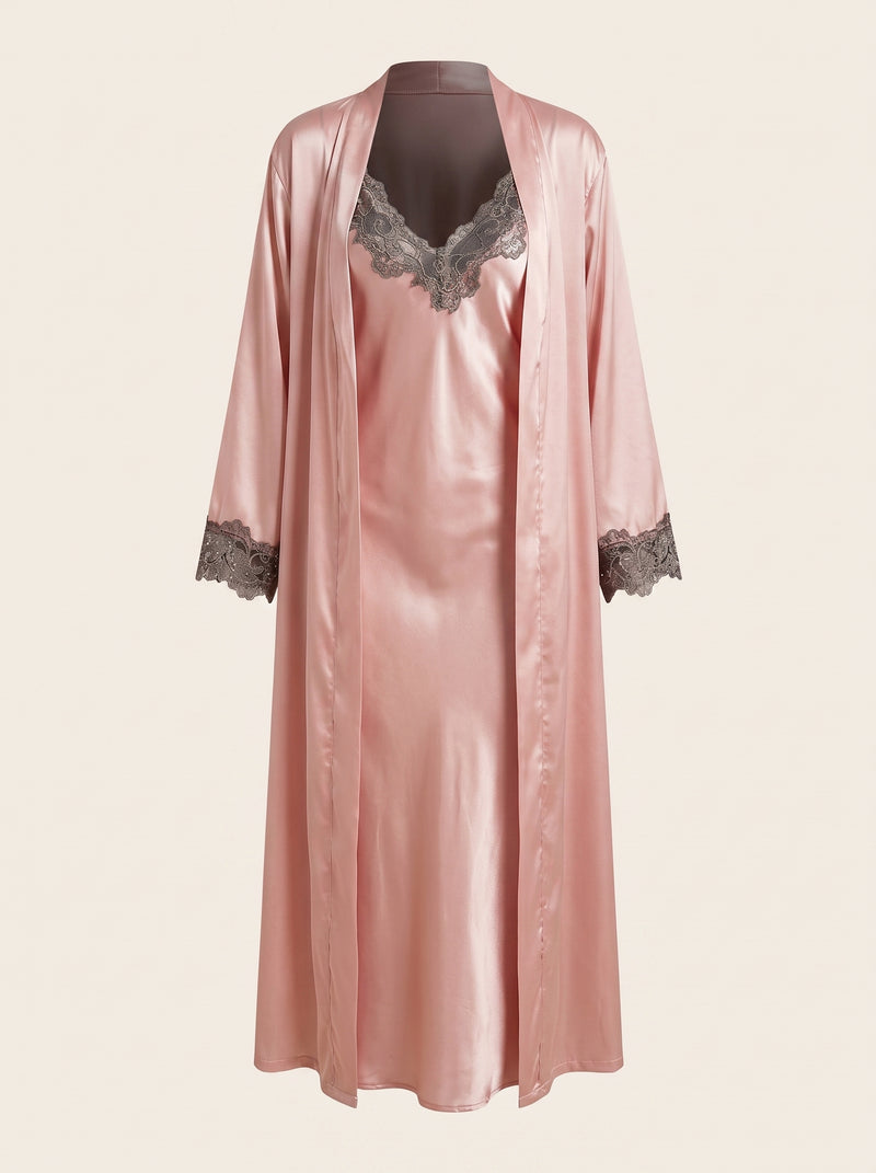 Camicia da notte in raso rosa chiaro con bordo in pizzo