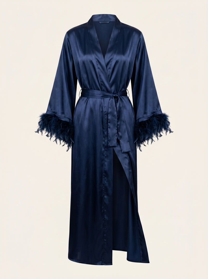 Vestaglia kimono blu navy in raso con bordo in piume