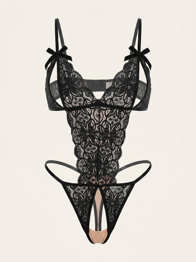 Tuta da notte in pizzo nero per taglie forti con cut-out