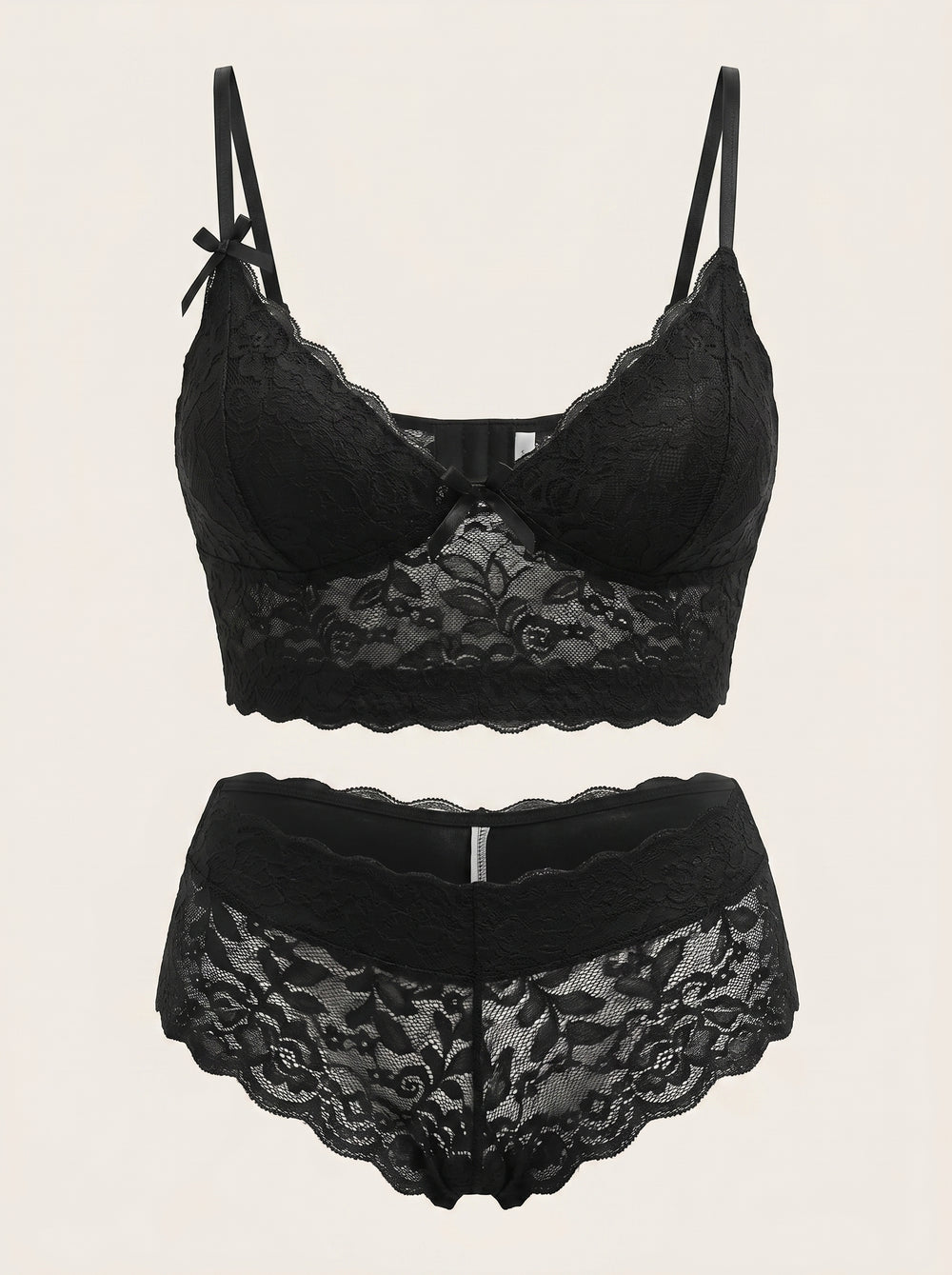 Set lingerie in pizzo nero per taglie forti con dettagli trasparenti e spalline
