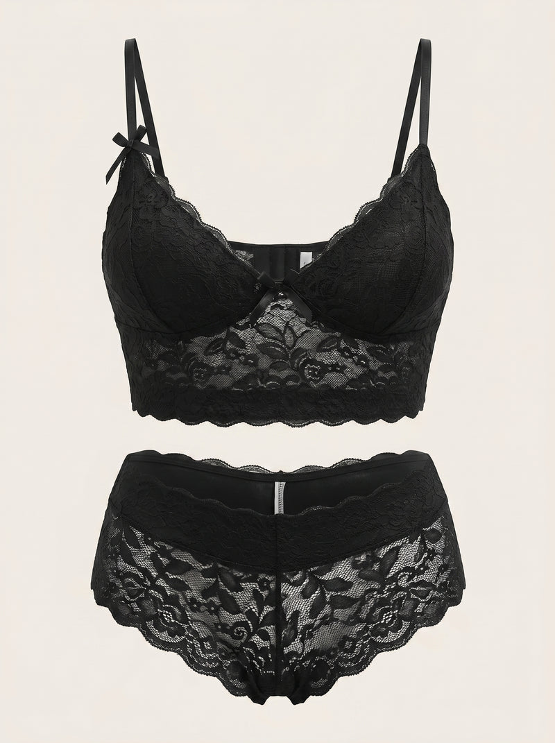 Set lingerie in pizzo nero per taglie forti con dettagli trasparenti e spalline
