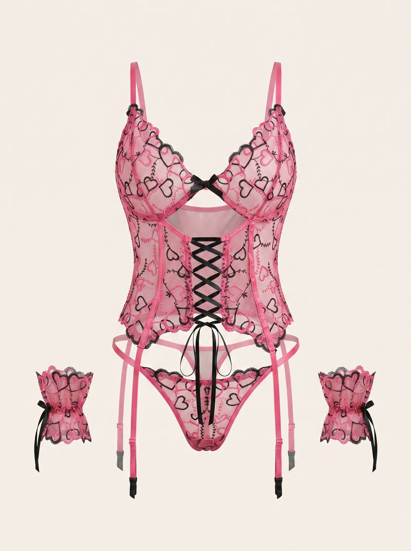 Completo di reggiseno in pizzo ricamato rosa e nero con cuori, fasce e aperture trasparenti