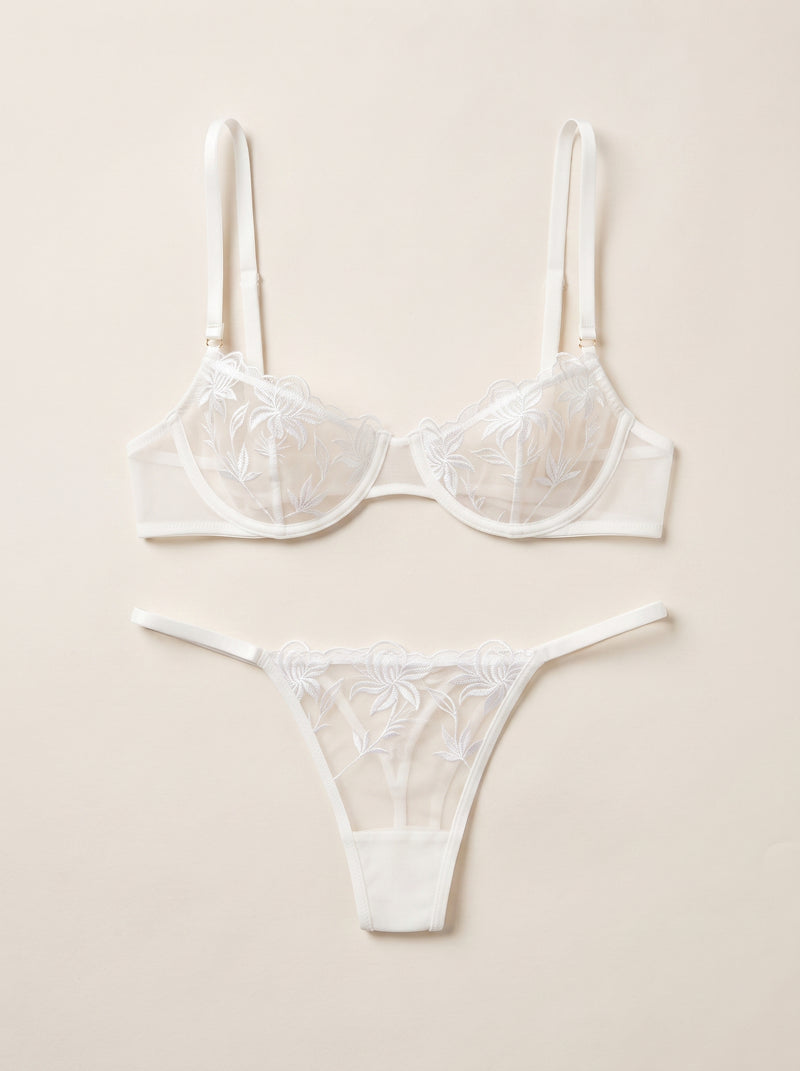 Set di lingerie in tulle bianco con ricami floreali e dettagli con strappy