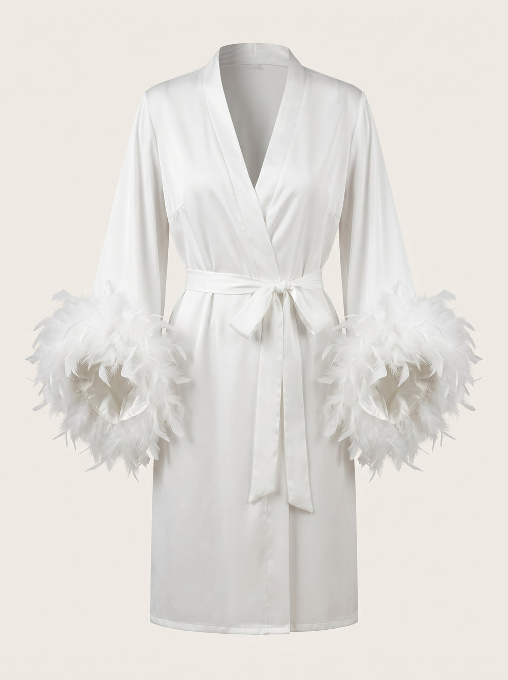 Witte satijnen kimono met verenafwerking